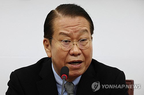 권영세 국민의힘 비상대책위원장이 6일 국회에서 열린 신년 기자간담회에서 취재진의 질문에 답변하고 있다.  [연합뉴스]